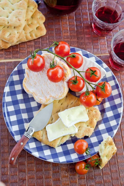 Kleine Mahlzeit mit Brot und Käse — Stockfoto