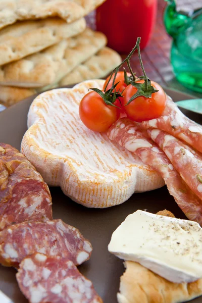 Kleine maaltijd met brood en kaas — Stockfoto