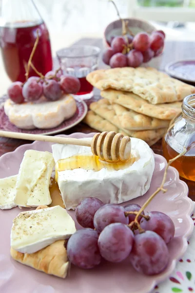 Pão liso, queijo e uvas — Fotografia de Stock