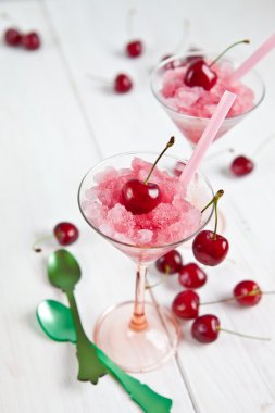 Kiraz ile soğuk şerbeti