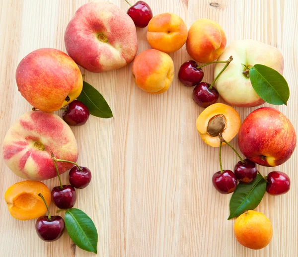 Fondo de madera con frutas frescas — Foto de Stock