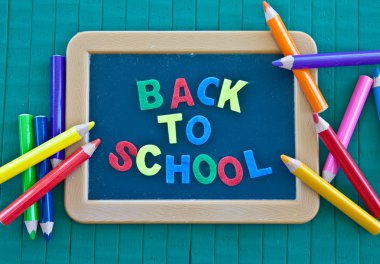 renkli boya kalemi ile yazı tahtası