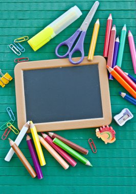 boş yazı tahtası ve renkli Ofis Gereçleri