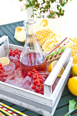 ev yapımı limonata taze kırmızı kuş üzümü