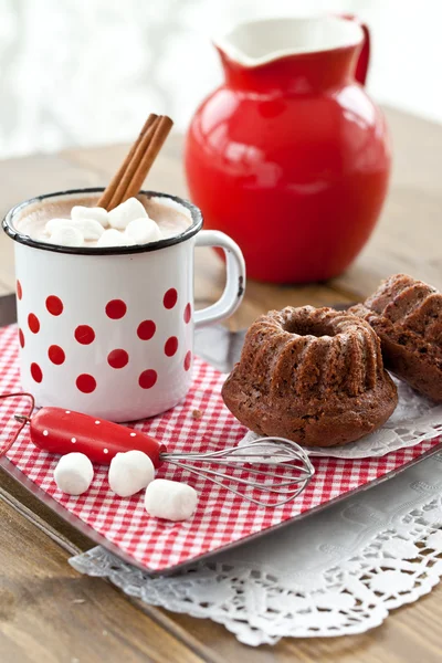 Küçük kek sıcak çikolata — Stok fotoğraf