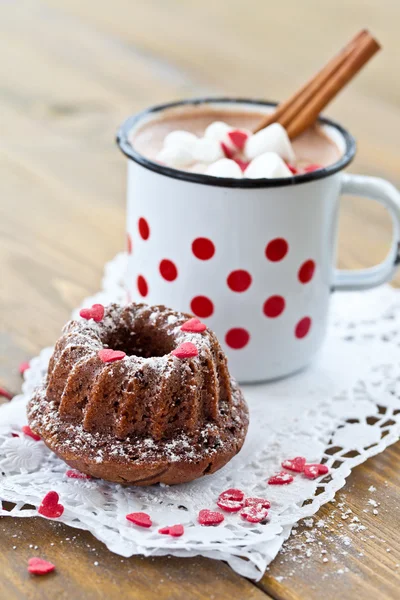 Little gugelhupf and hot chocolate — Stock Photo, Image