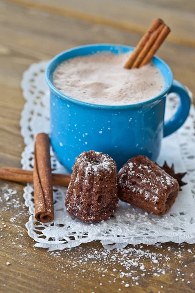 Warme chocolademelk met kleine cakes — Stockfoto