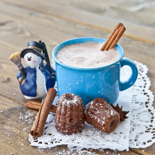 Chocolate quente com bolinhos — Fotografia de Stock