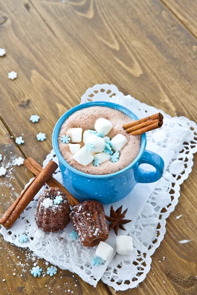 Warme chocolademelk met kleine cakes — Stockfoto