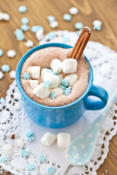 Warme chocolademelk met kleine cakes — Stockfoto