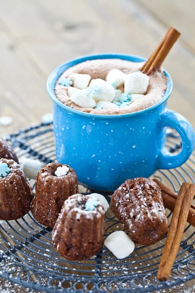 Hot chocolate with little cakes — Stock Photo, Image