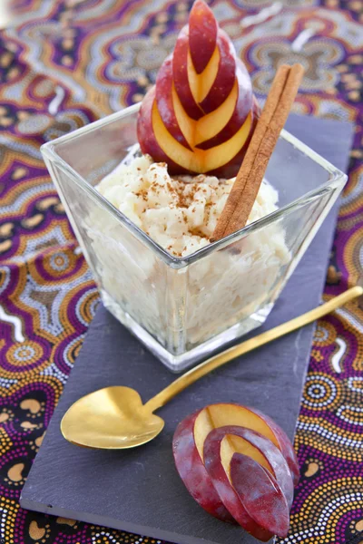 Pouding au riz à la cannelle et aux prunes — Photo