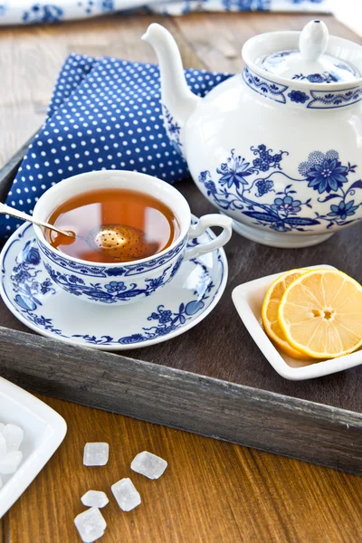 Tè caldo con una fetta di limone — Foto Stock