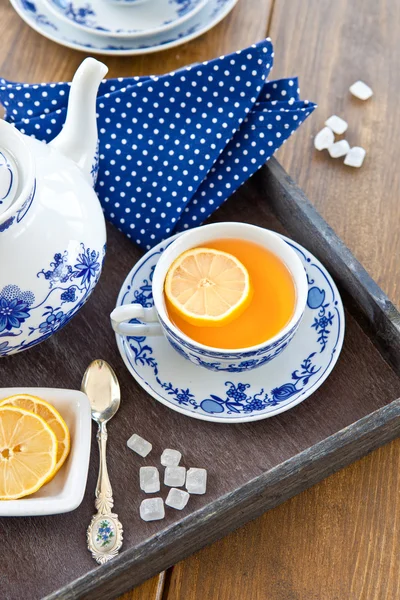 Té caliente con una rebanada de limón —  Fotos de Stock