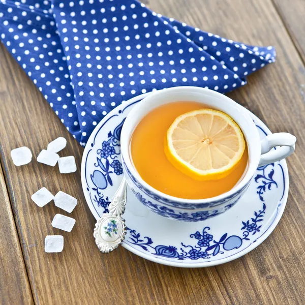 Hot tea with a slice of lemon — Stock Photo, Image