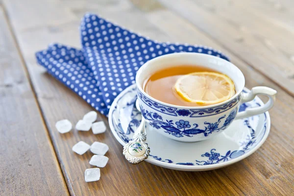 Hot tea with a slice of lemon — Stock Photo, Image