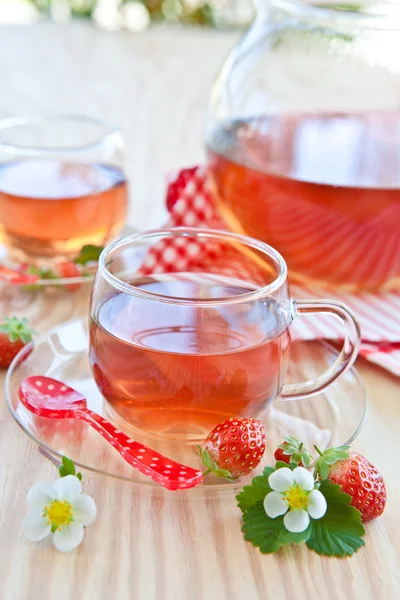 Ovocný čaj s jahodami — Stock fotografie