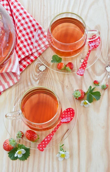 Fruchtiger Tee mit Erdbeeren — Stockfoto