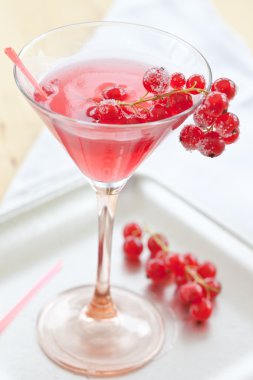 soğuk kokteyl ile kırmızı kuş üzümü
