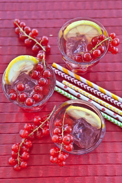 Limonada fresca com groselha vermelha — Fotografia de Stock