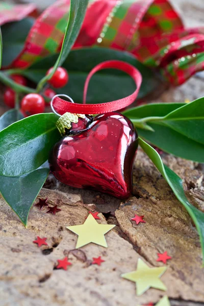 Decorações de Natal e ramos de azevinho — Fotografia de Stock