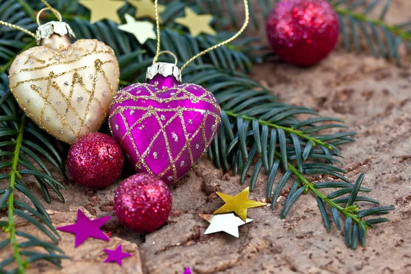 Kerstversiering en pijnboomtakken — Stockfoto