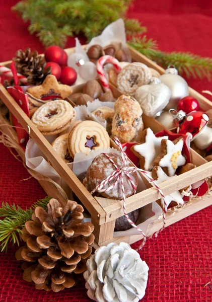 Kleine Schachtel mit einer Vielzahl von Keksen und Nüssen — Stockfoto