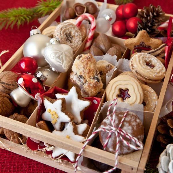 Pequena caixa com uma variedade de biscoitos e nozes — Fotografia de Stock