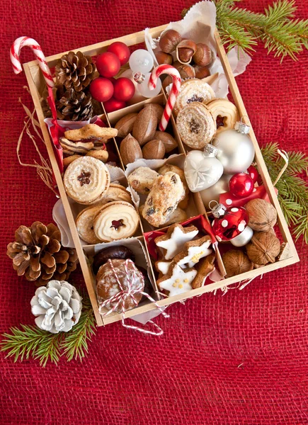 Piccola scatola con una varietà di biscotti e noci — Foto Stock