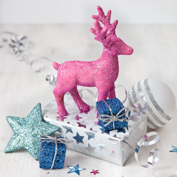 粉红色的鹿和圣诞装饰品 — 图库照片