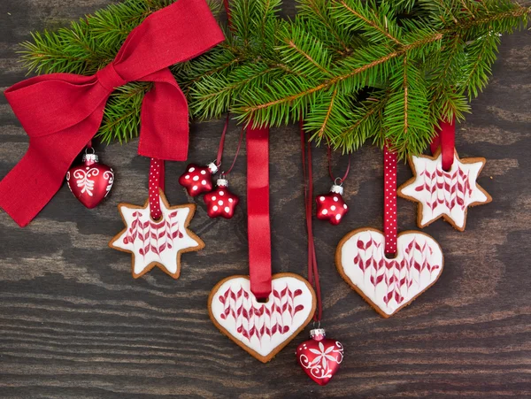 Ветка сосны с рождественским печеньем — стоковое фото