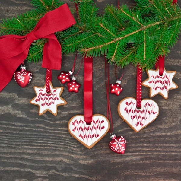 Ramo de pinheiro com biscoitos de Natal — Fotografia de Stock