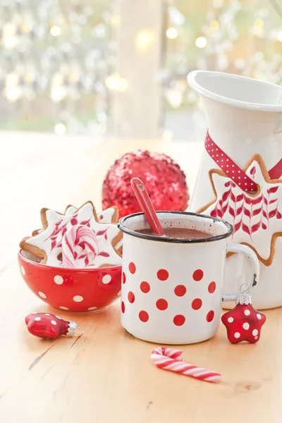 Chocolat chaud et biscuits de Noël décorés colorés — Photo