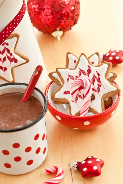Cioccolata calda e colorati biscotti natalizi decorati — Foto Stock