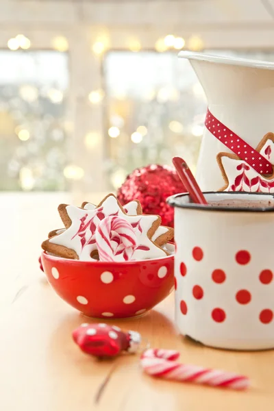 Hot chocolate and colorful decorated christmas cookies — Stock Photo, Image