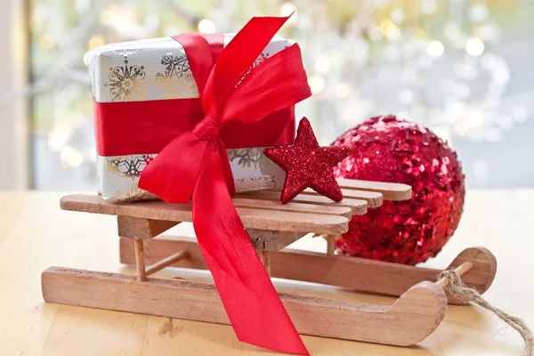 Kleiner Schlitten mit Geschenkbox — Stockfoto