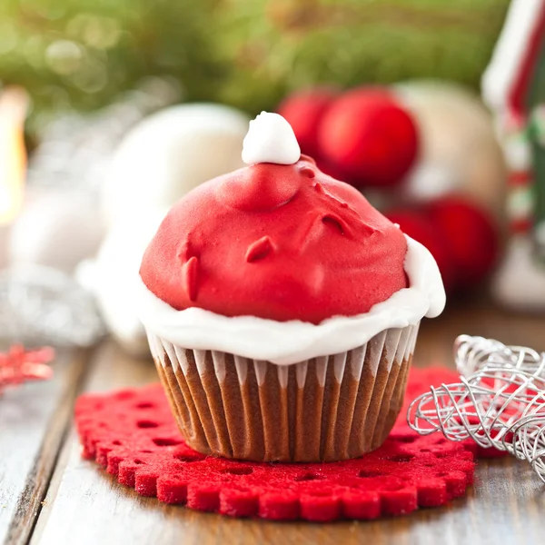 Cupcake mit Weihnachtsmütze — Stockfoto