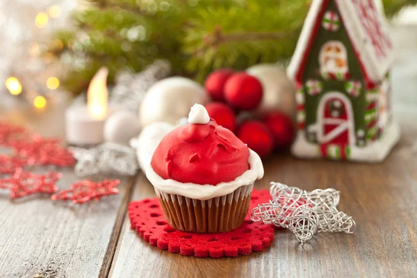 Cupcake mit Weihnachtsmütze — Stockfoto