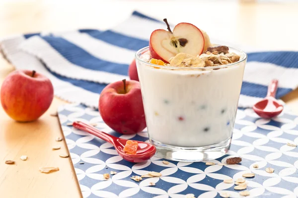 Muesli with yoghurt and apples — Stock Photo, Image