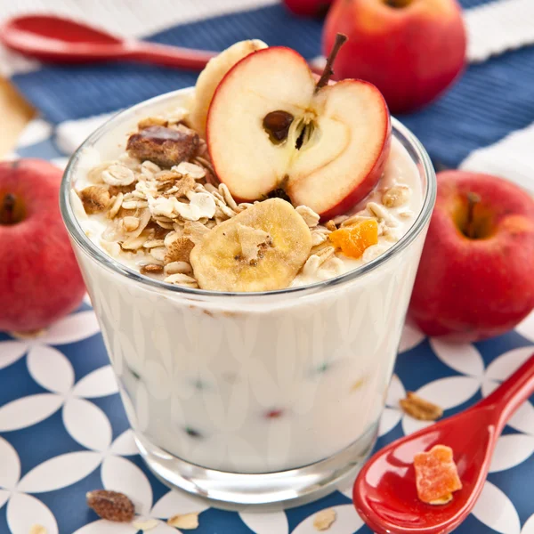 Muesli con yogurt e mele — Foto Stock