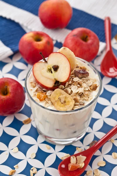 Muesli au yaourt et pommes — Photo