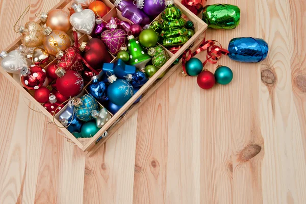 Pequeña caja con adornos de Navidad — Foto de Stock