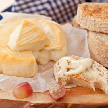 Camembert ve kavrulmuş ekmek