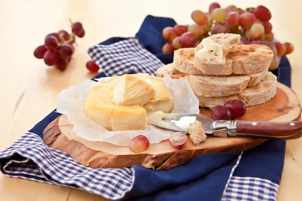 Cheese, bread and grapes — Stock Photo, Image