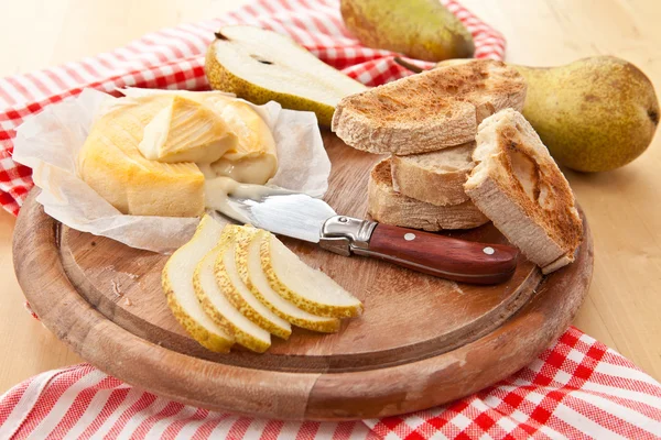 Camembert und gebratenes Brot — Stockfoto