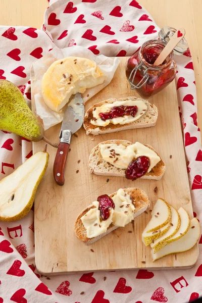Roasted bread with camembert — Stock Photo, Image