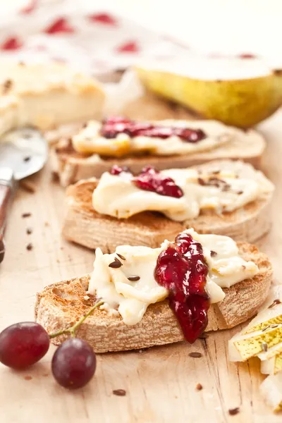 Camembert und gebratenes Brot — Stockfoto