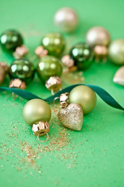 Рождественские украшения в различных зеленых тонах — стоковое фото