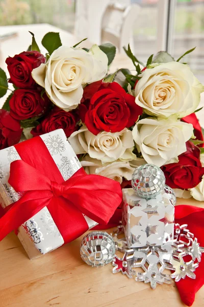 White and red roses — Stock Photo, Image