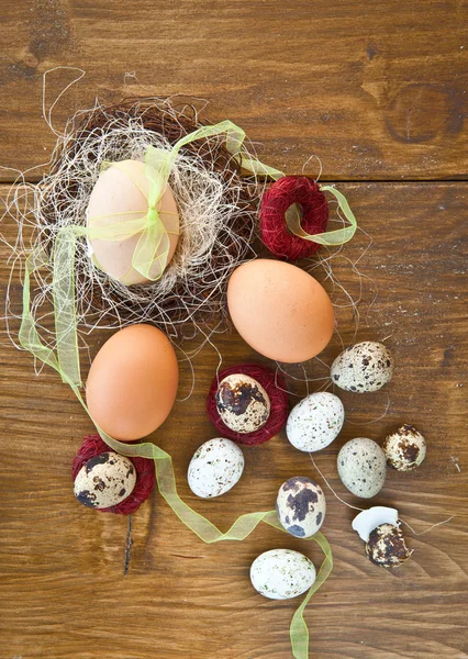Различные сырые яйца — стоковое фото
